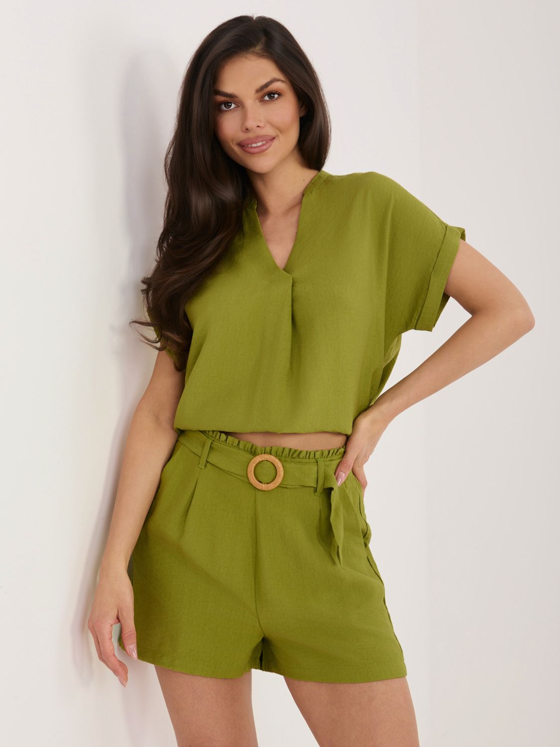 Dámske olivové šortky s opaskom