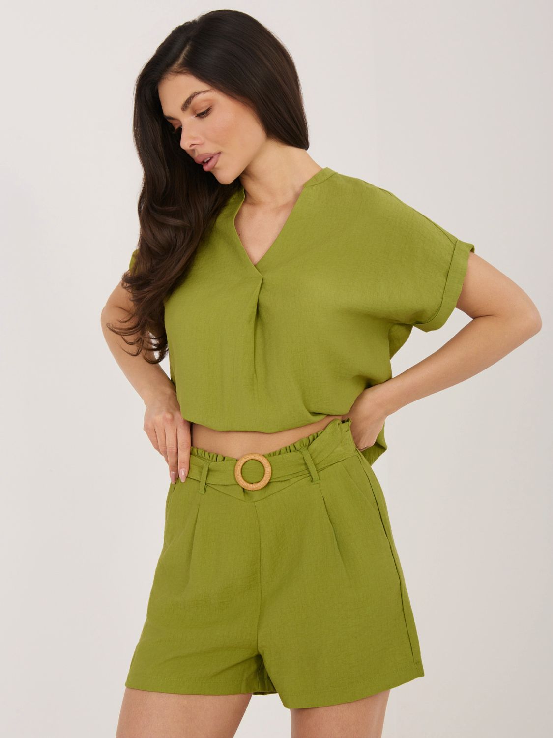 Dámske olivové šortky s opaskom