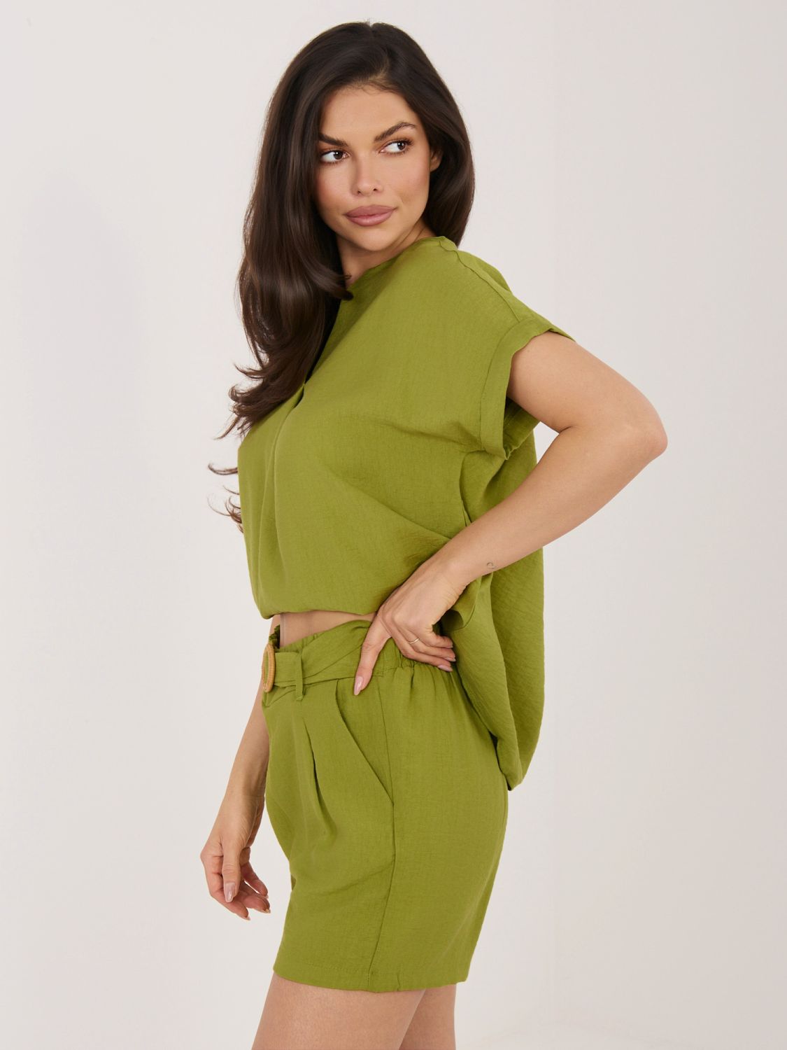 Dámske olivové šortky s opaskom