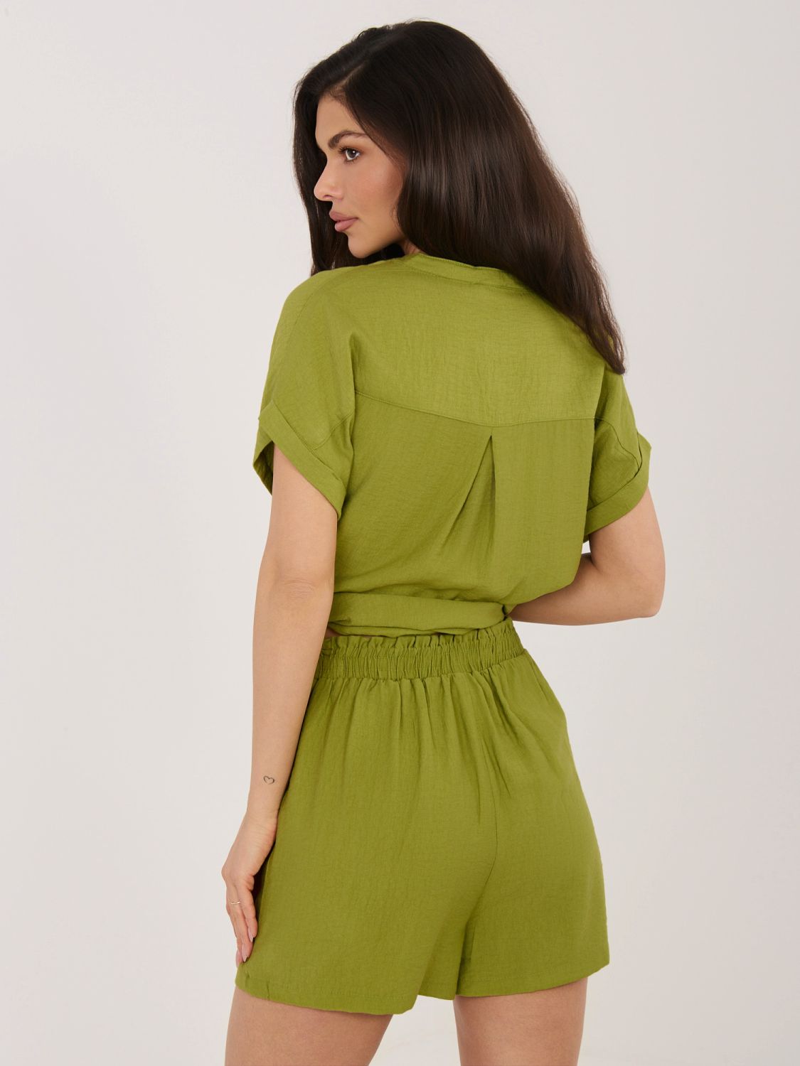 Dámske olivové šortky s opaskom