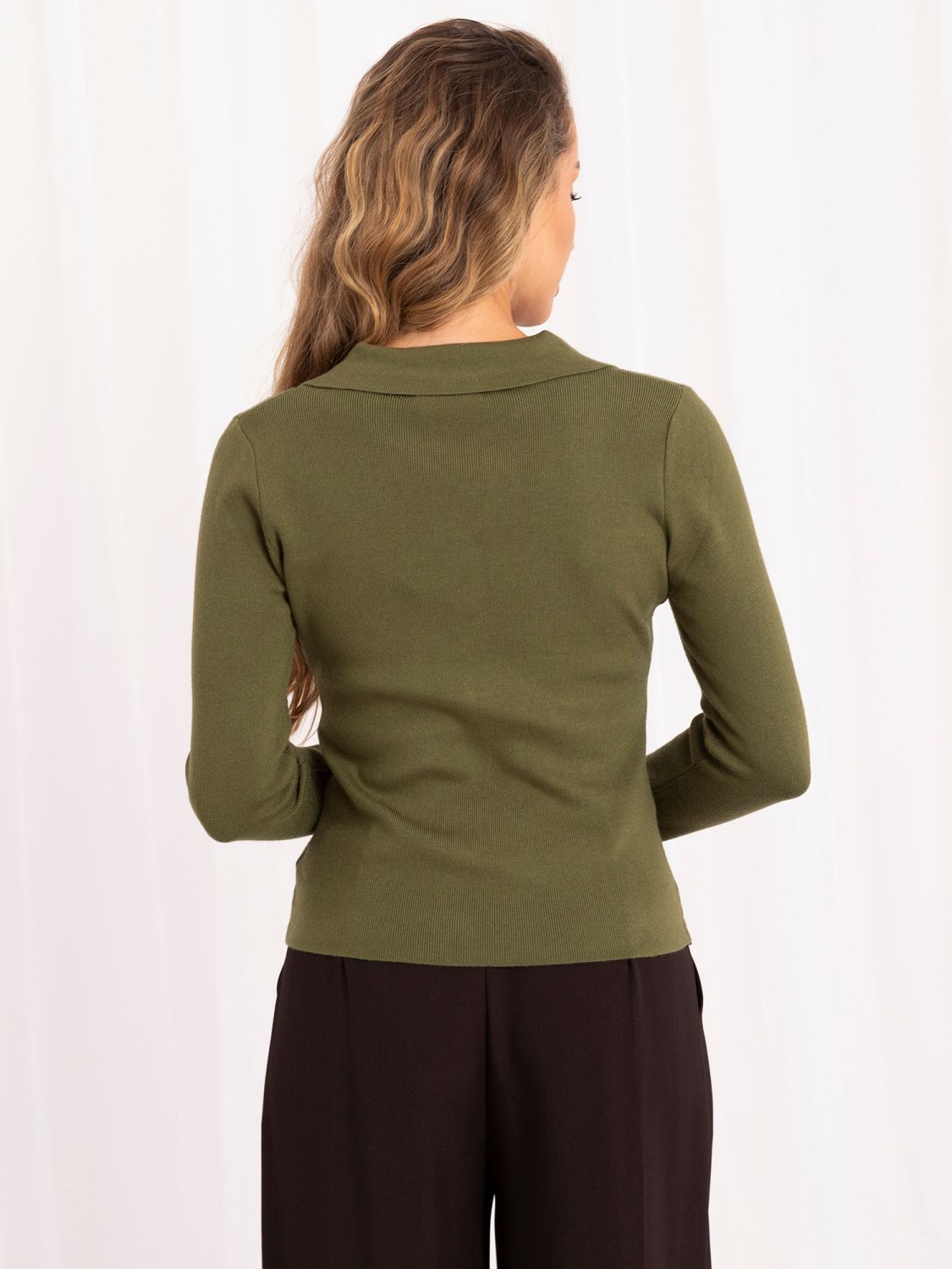 Elegantný khaki pulóver s golierom a gombíkmi