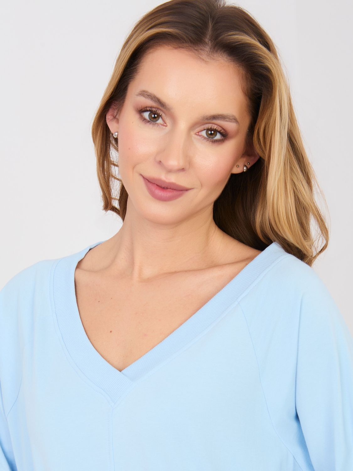 Svetlomodré bavlnené šaty s 3/4 rukávom a V-výstrihom