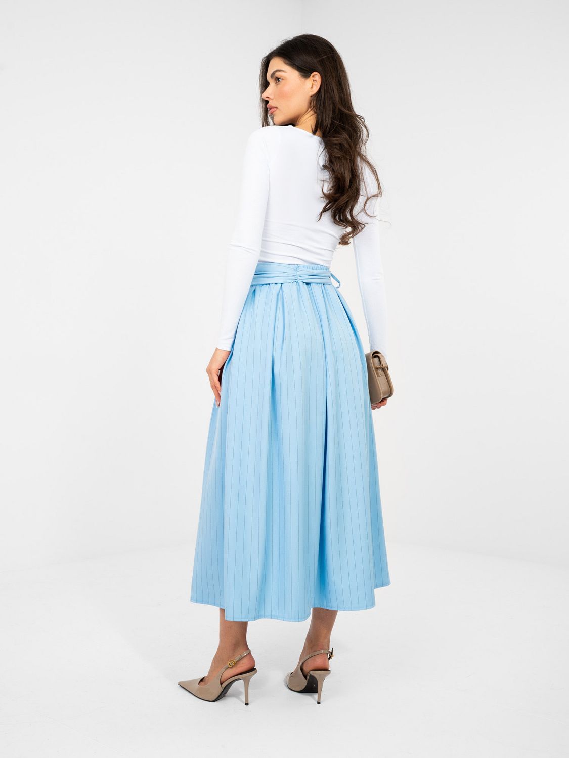 Elegantná modrá midi sukňa s pásikmi a opaskom