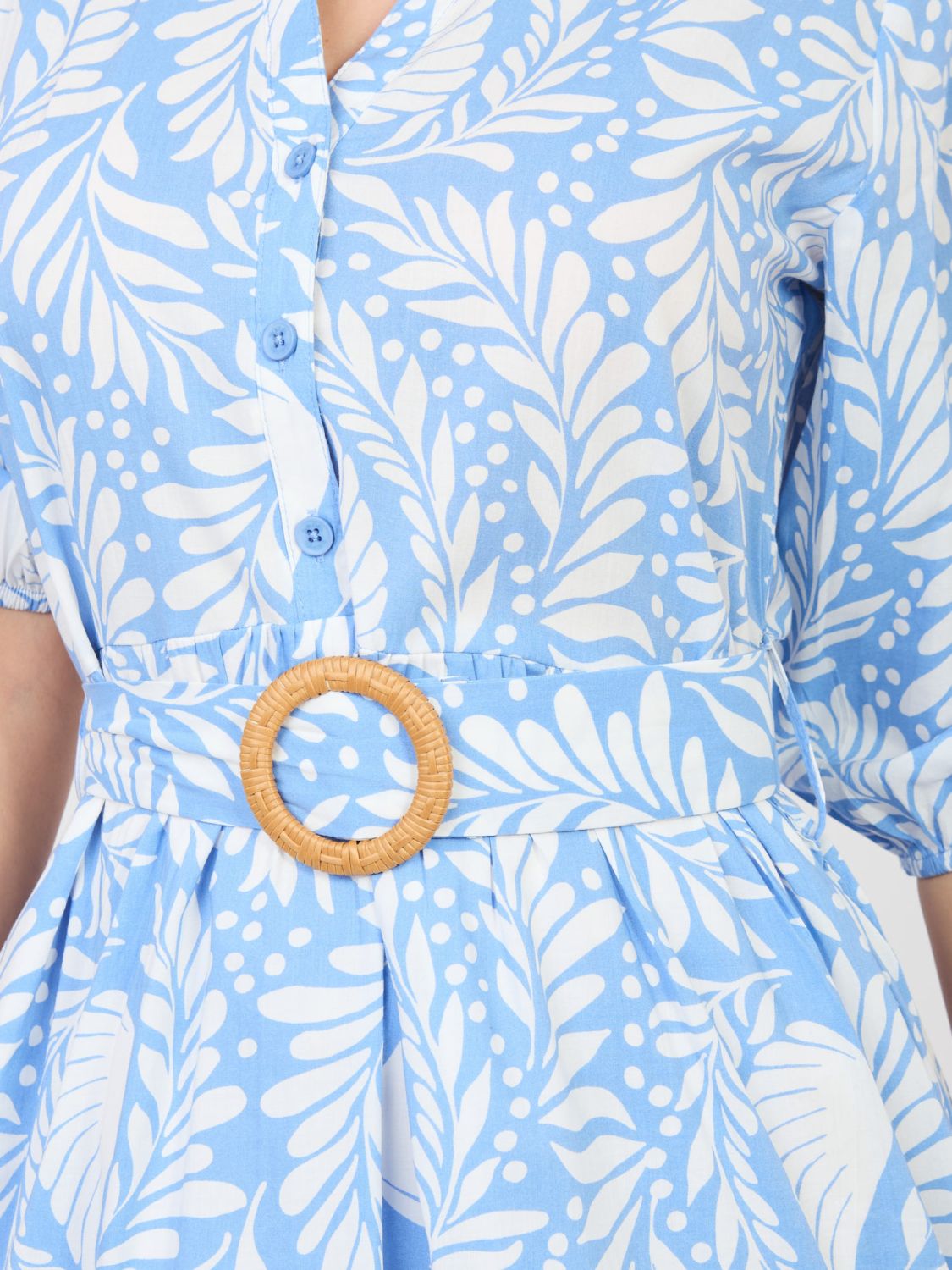 Modré šaty s potlačou a opaskom