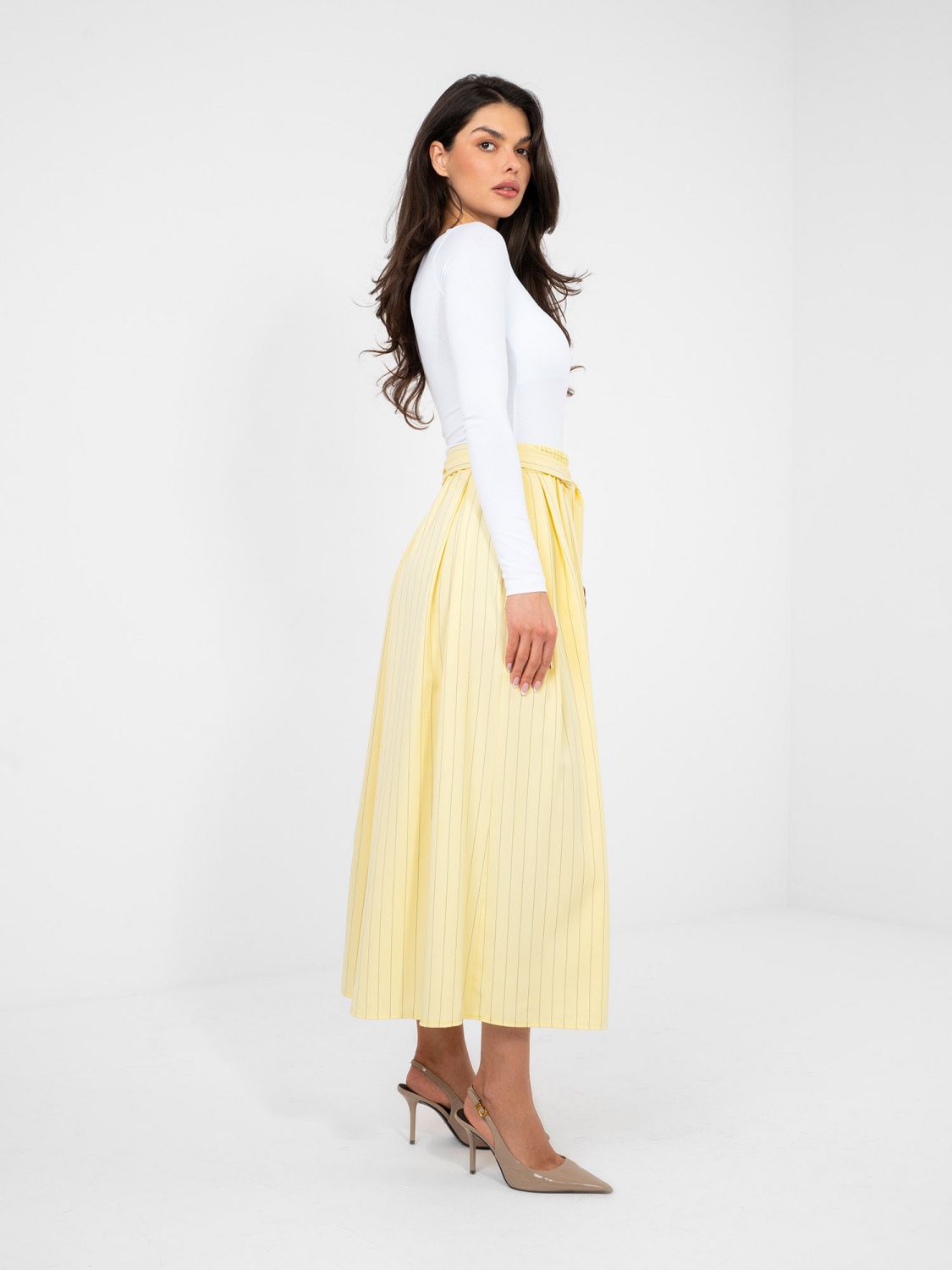 Žltá elegantná midi sukňa s pásikmi a opaskom