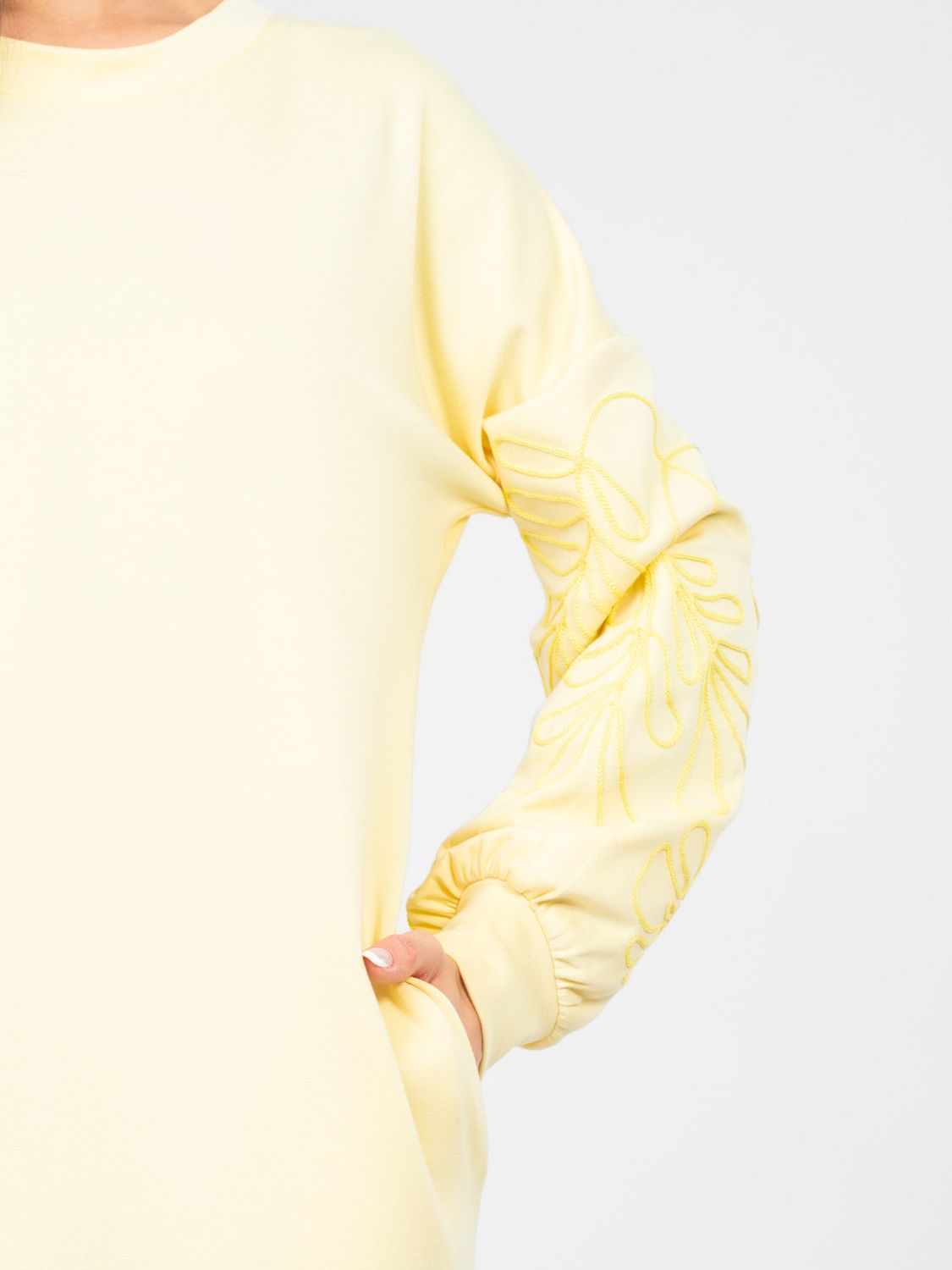 Žlté mini šaty s výšivkou a balónovými rukávmi