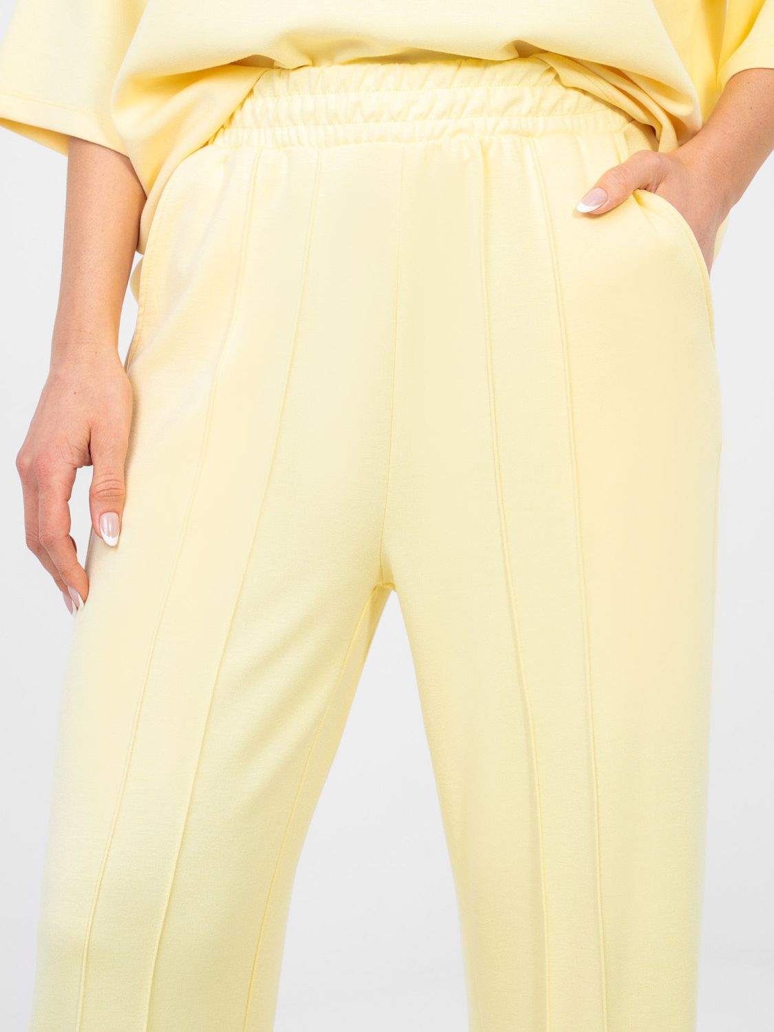 Žlté široké teplákové nohavice