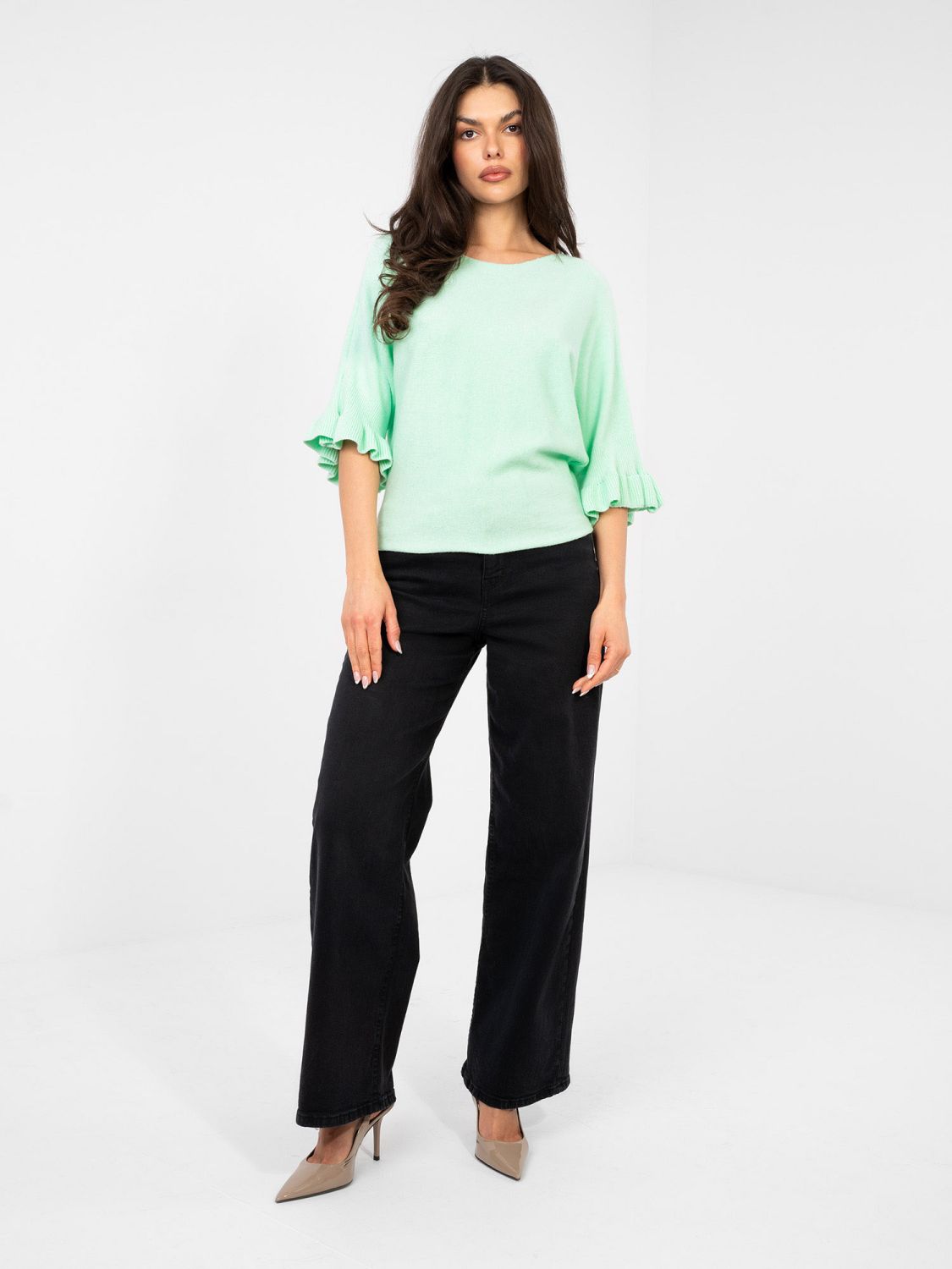 Elegantný mätový sveter s 3/4 rukávmi a volánom