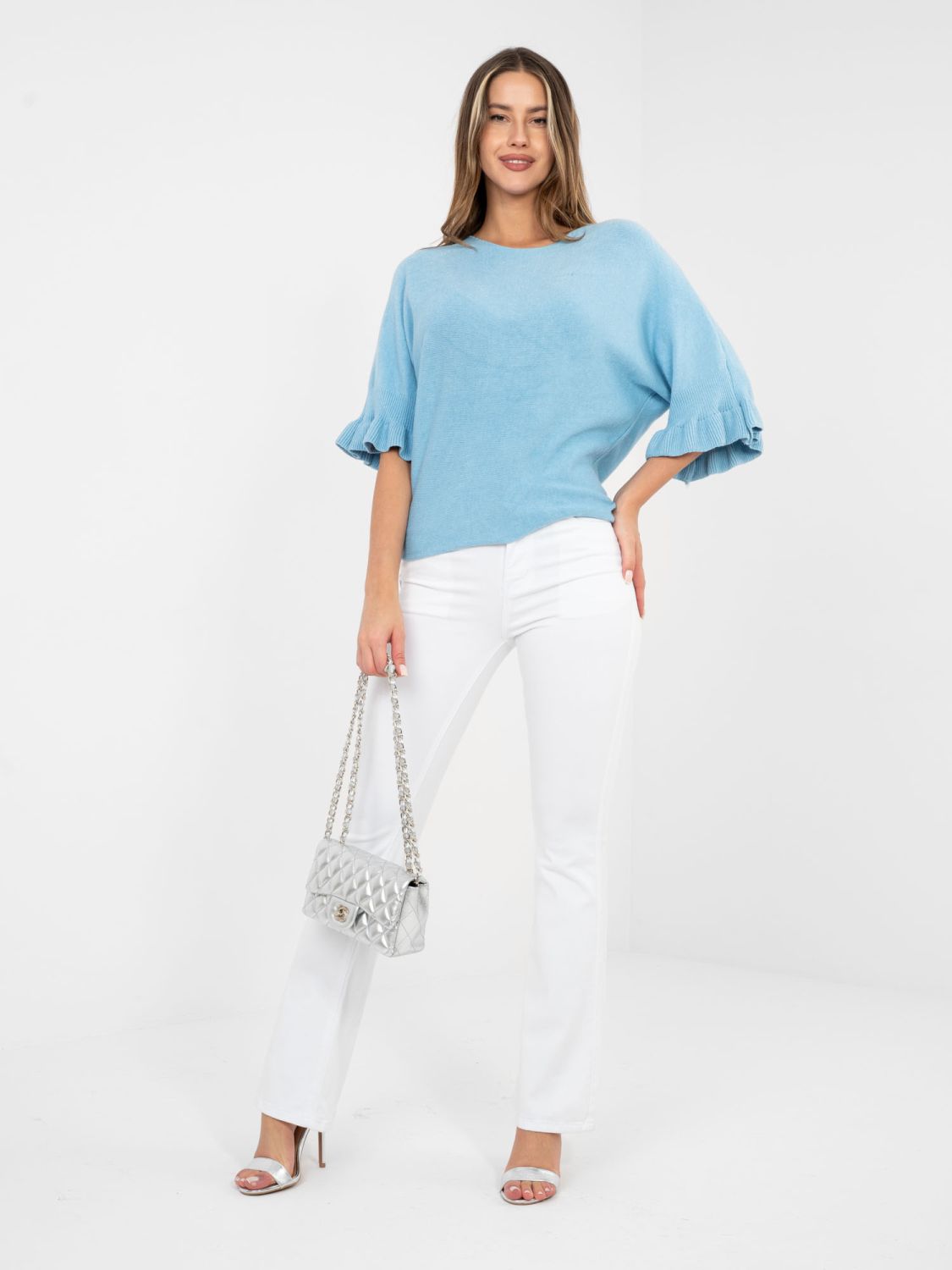 Elegantný modrý pulóver s 3/4 rukávmi a volánom