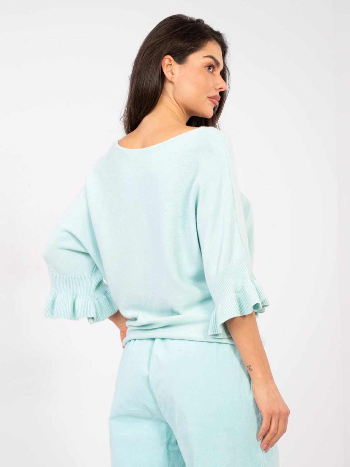 Svetlomodrý elegantný pulóver s 3/4 rukávom a volánom