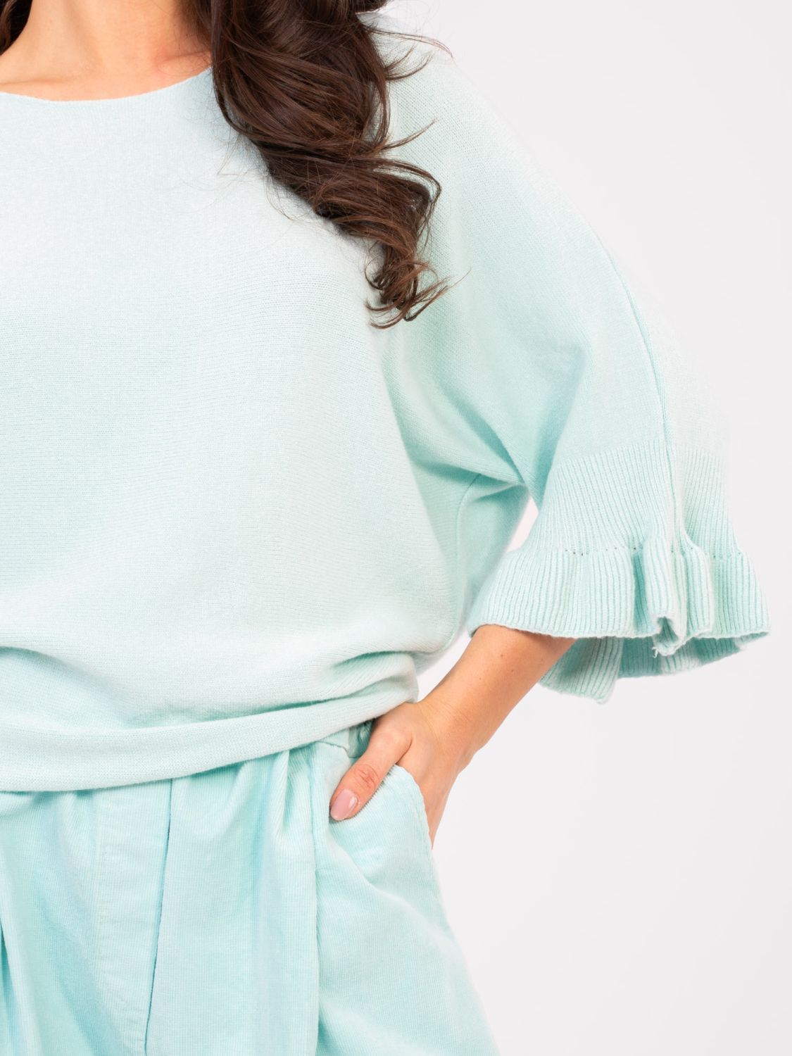 Svetlomodrý elegantný pulóver s 3/4 rukávom a volánom