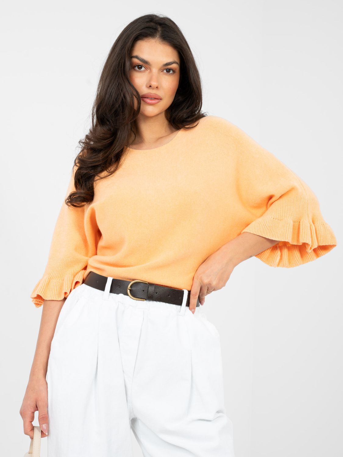 Elegantný oranžový pulóver s 3/4 rukávmi a volánom