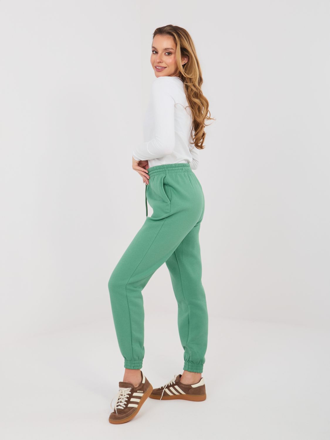Pistáciové teplákové nohavice s vysokým pásom