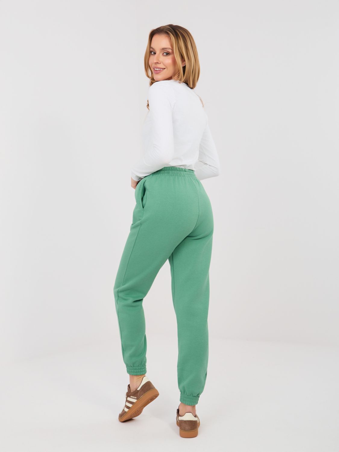 Pistáciové teplákové nohavice s vysokým pásom