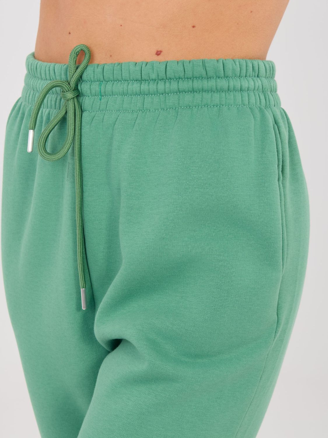 Pistáciové teplákové nohavice s vysokým pásom