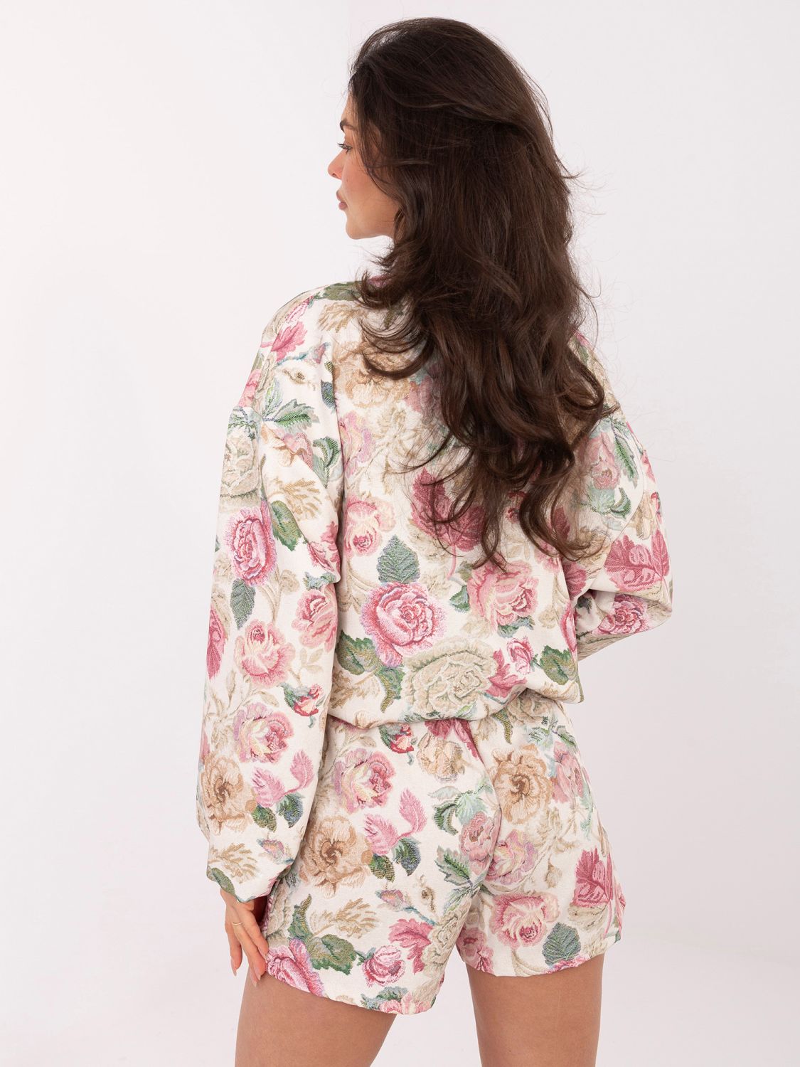 Ružové kvetinové šortky so širokými nohavicami a opaskom