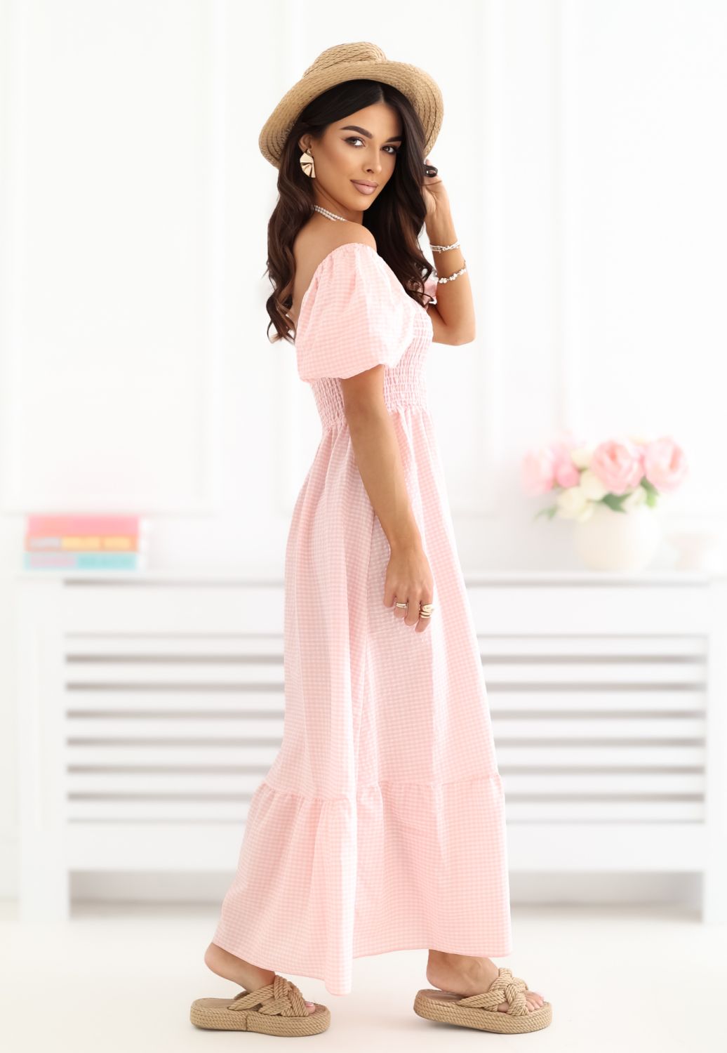 Broskyňové midi šaty s volánom a károvaným vzorom