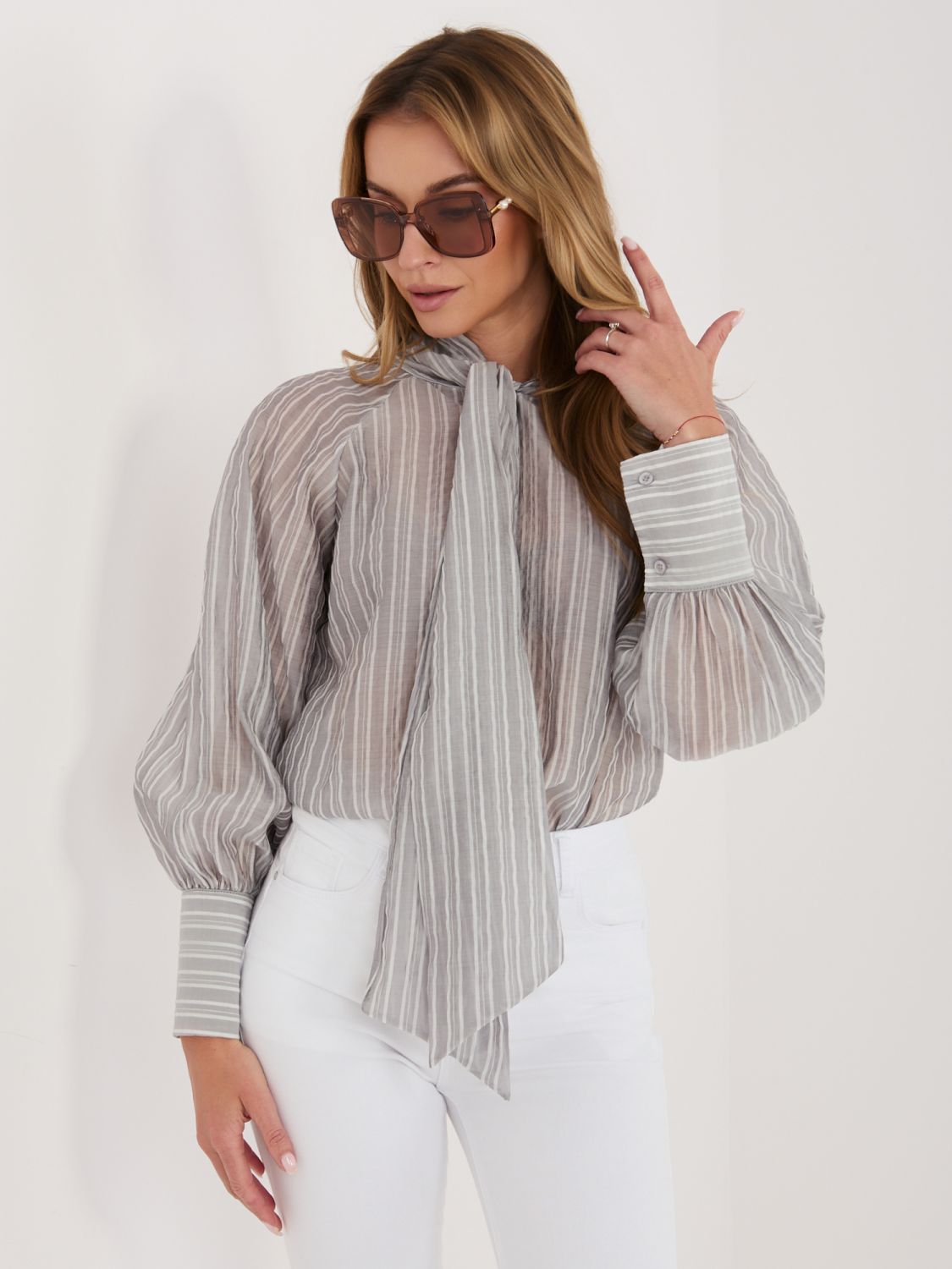 Sivá pruhovaná košeľa s viazaním