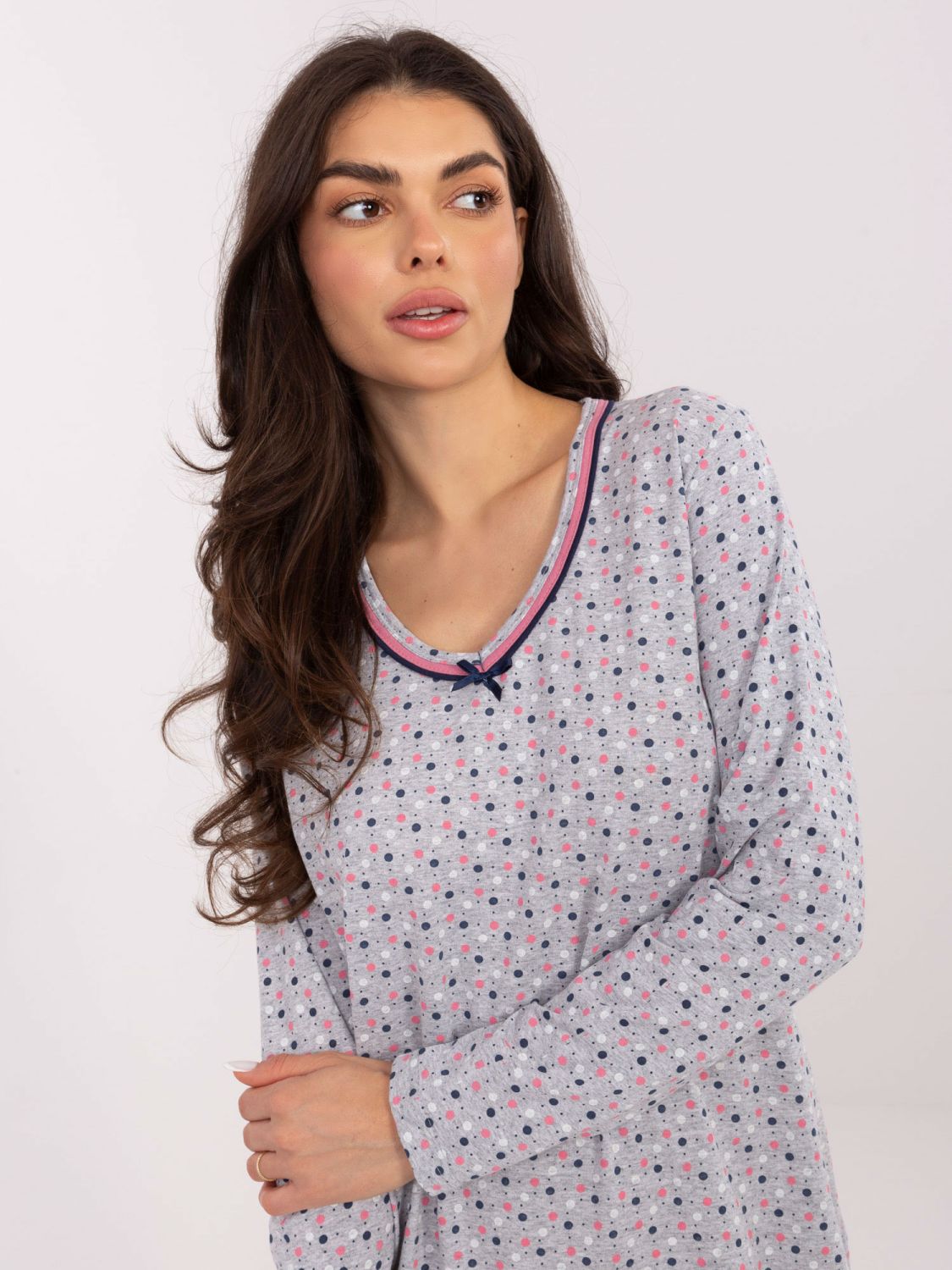 Sivá dámska nočná košeľa s dlhým rukávom a mašličkou