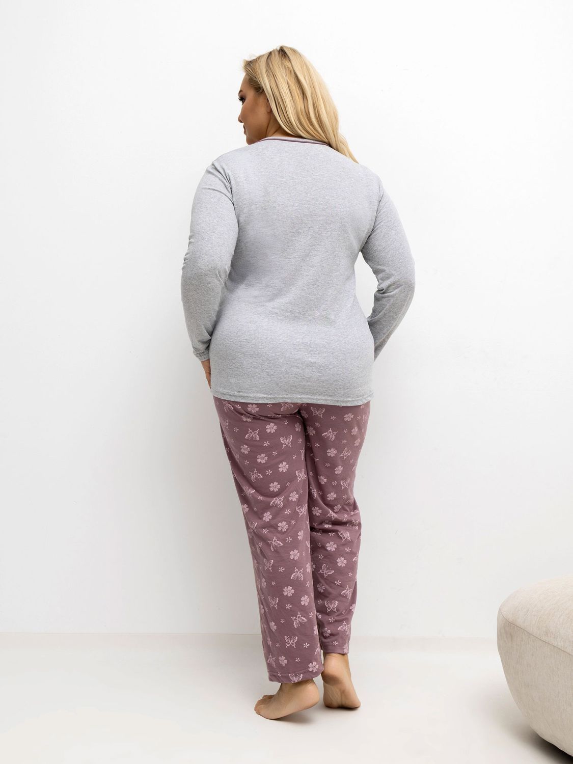 Dámske sivé pyžamo s kvetinovou potlačou