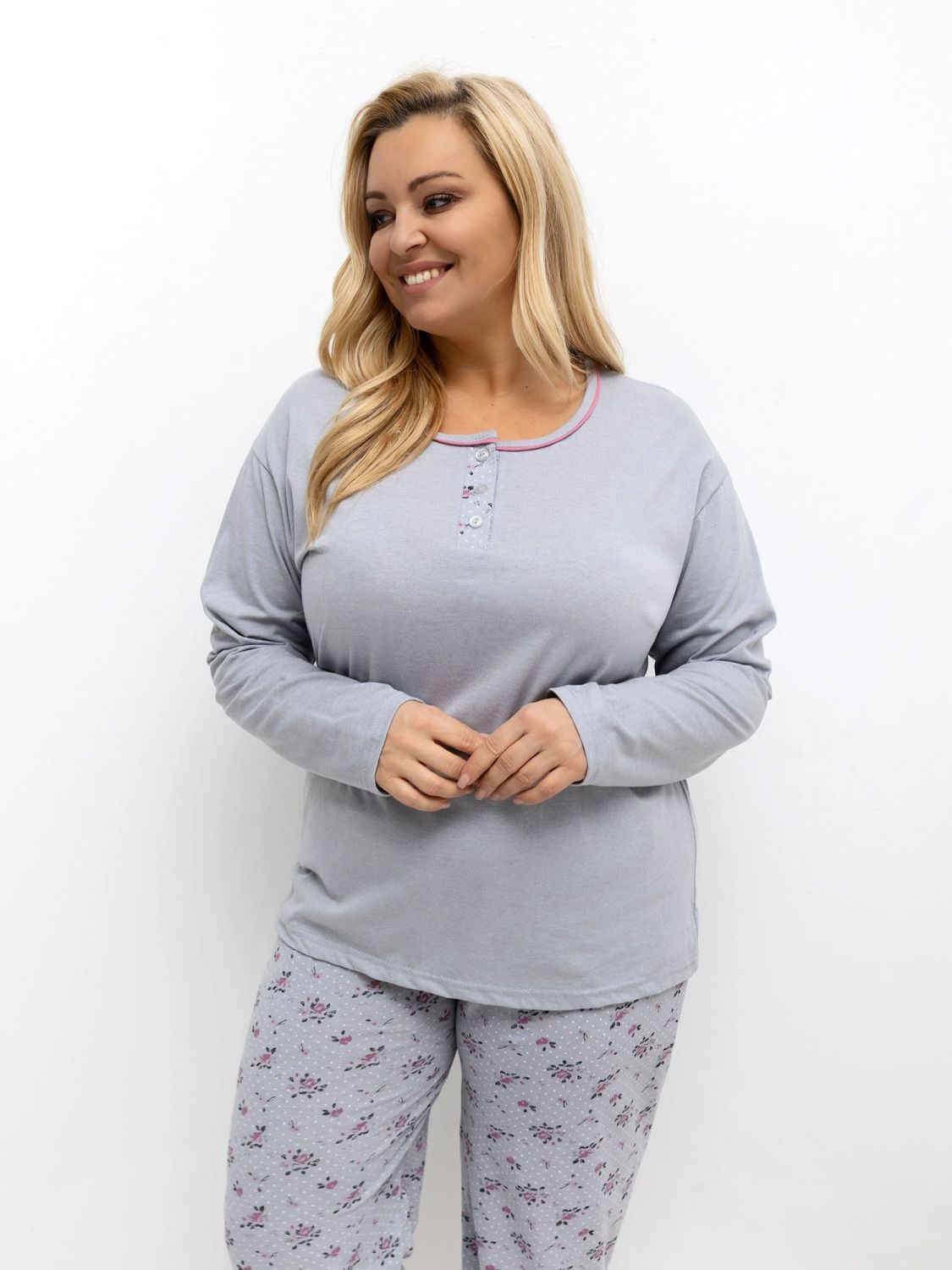 Dámske sivé pyžamo s kvetinovým a bodkovaným vzorom