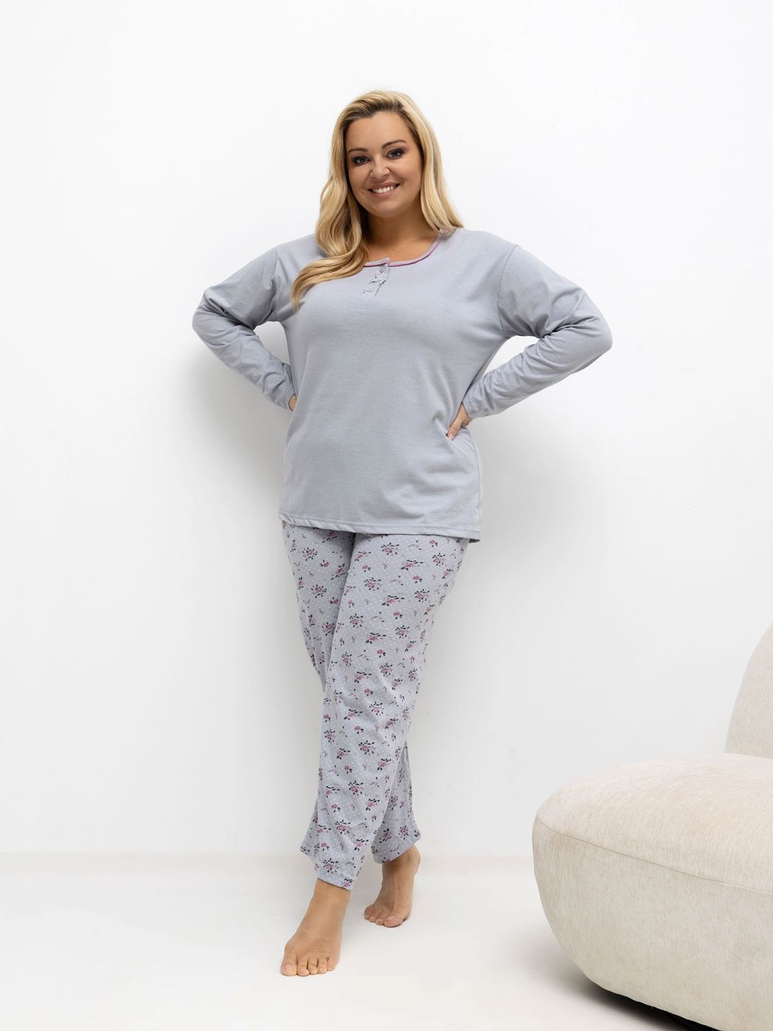 Dámske sivé pyžamo s kvetinovým a bodkovaným vzorom