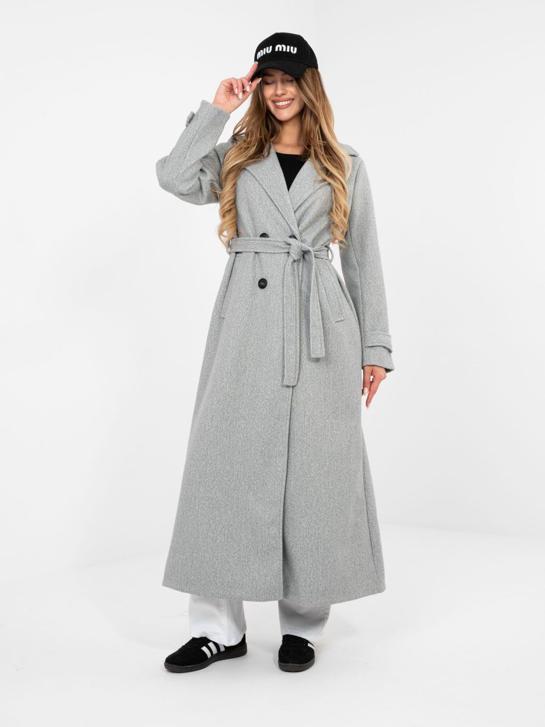 Elegantný sivý prechodný kabát s opaskom