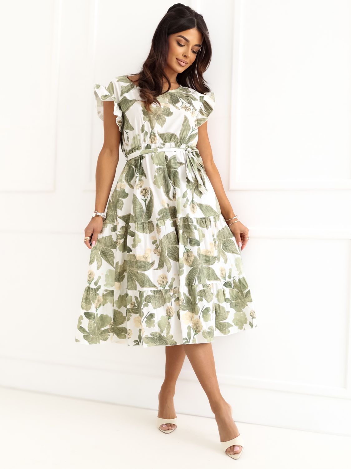 Zelené rozšírené midi šaty s opaskom a volánom