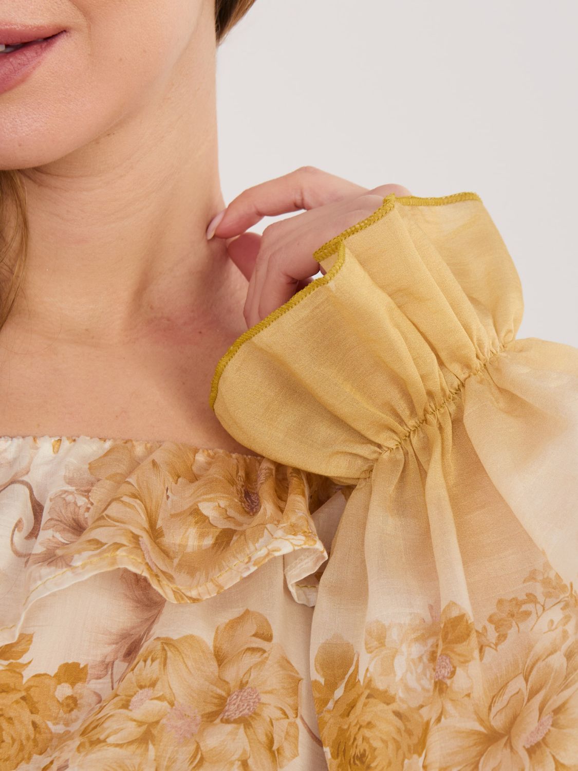 Žltá blúzka s kvetinovým vzorom a odhalenými ramenami