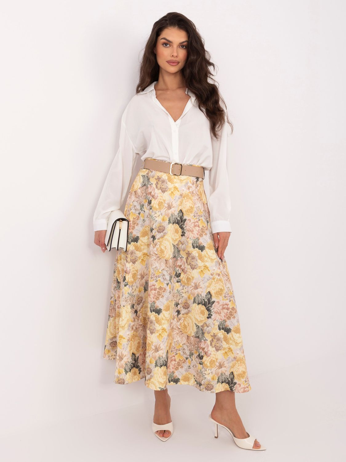 Žltá midi sukňa s kvetinovým vzorom a opaskom