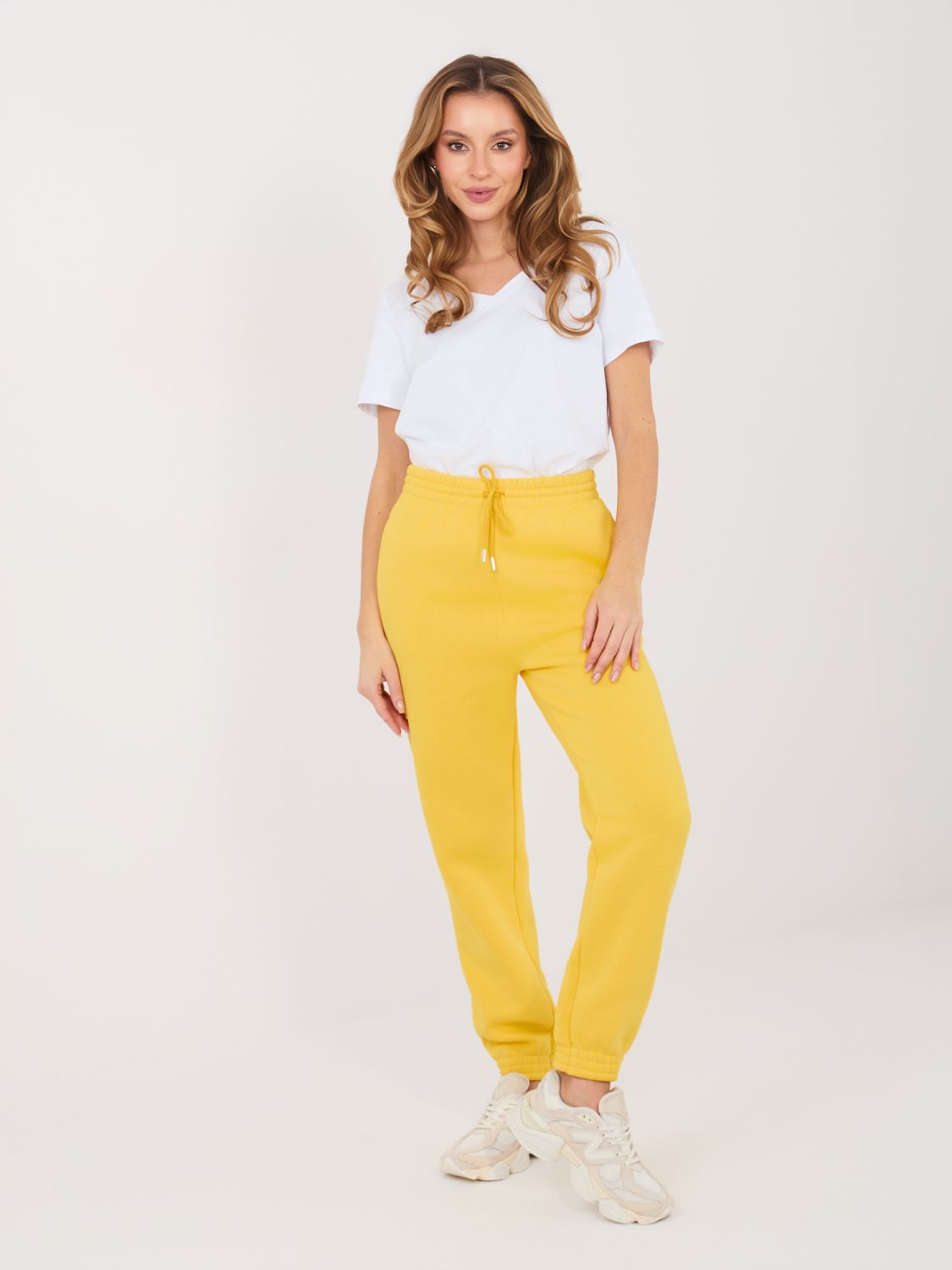 Žlté teplákové nohavice s vysokým pásom a bočnými vreckami