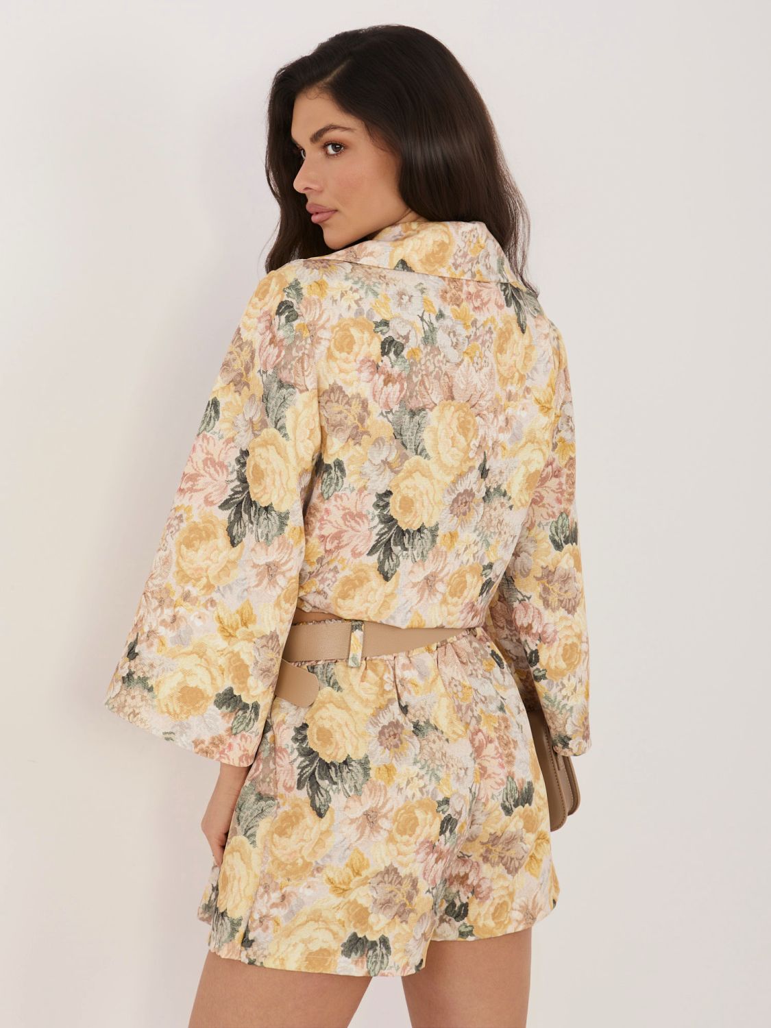 Žlté kvetované šortky so širokými nohavicami a opaskom