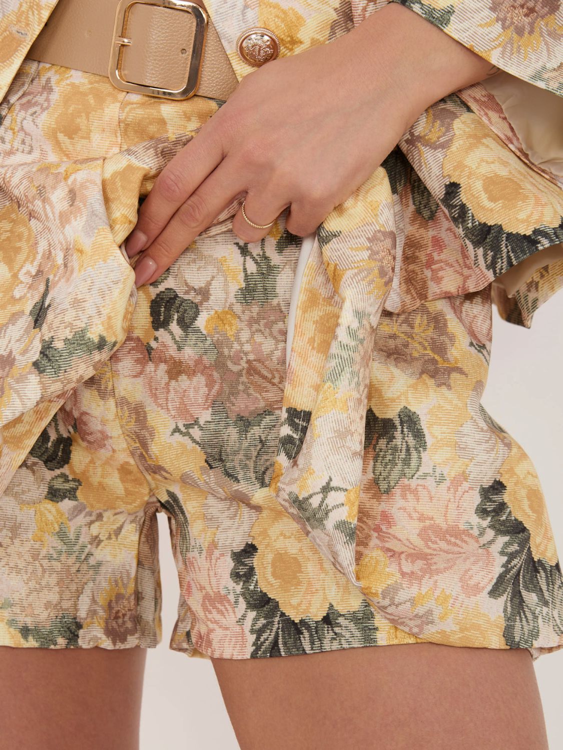 Žlté kvetované šortky so širokými nohavicami a opaskom