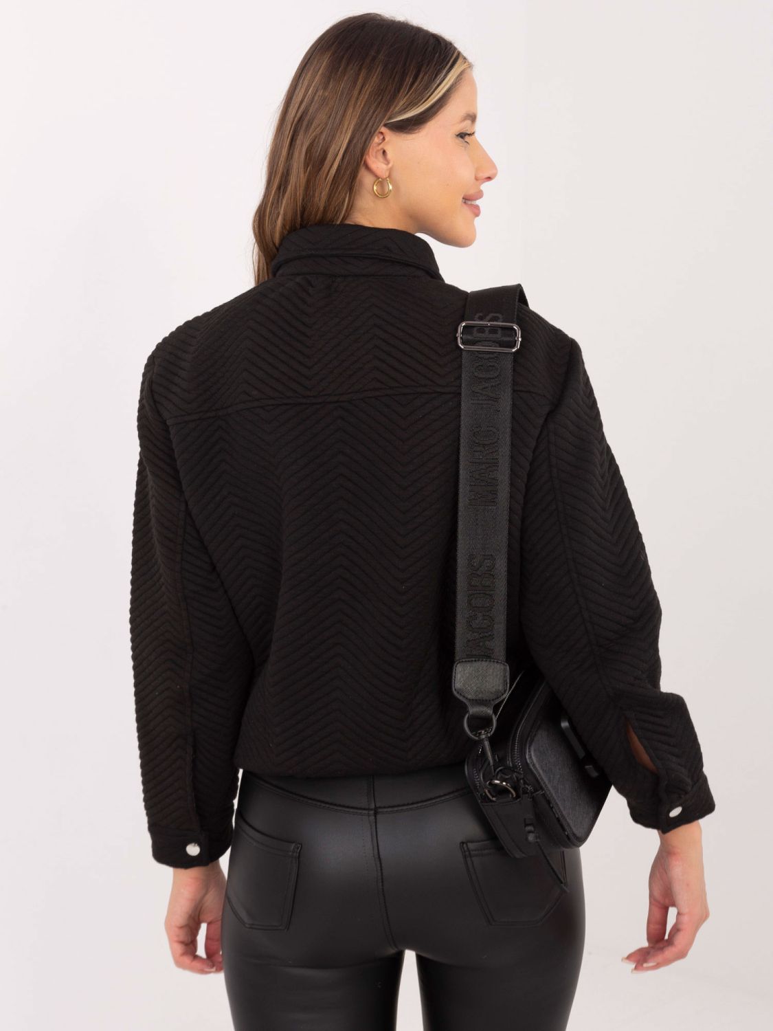 Pohodlná čierna prechodná bunda