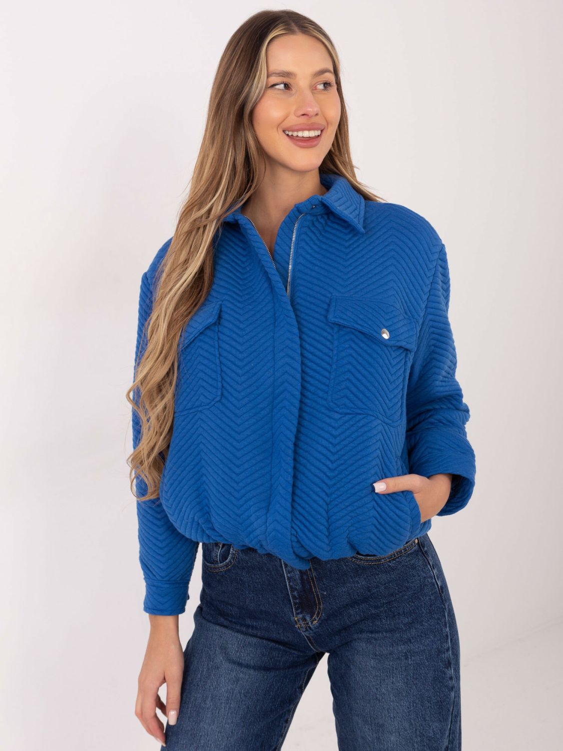 Pohodlná prechodná bunda v modrej