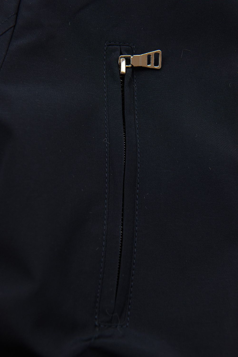 Tmavomodrá parka na zimu s béžovým futrom