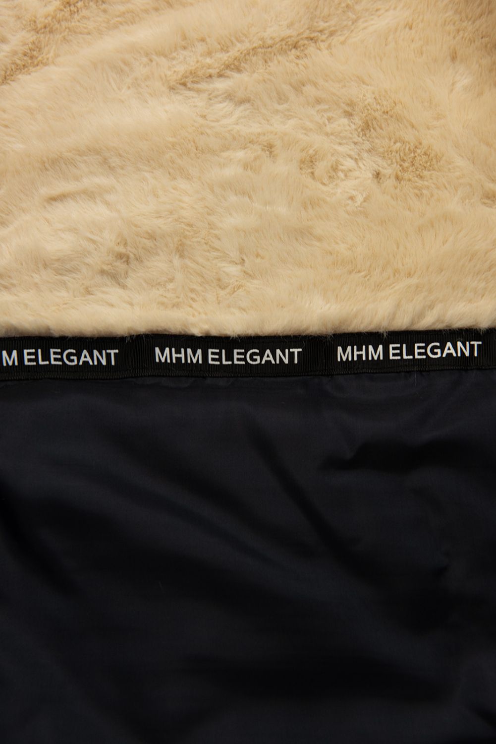 Tmavomodrá parka na zimu s béžovým futrom