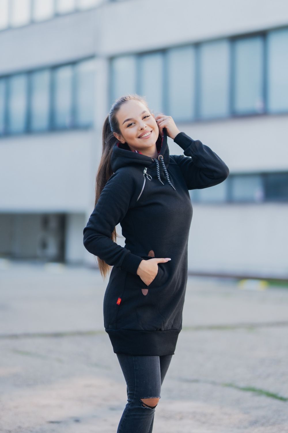 Čierna dlhá mikina s károvanou kapucňou