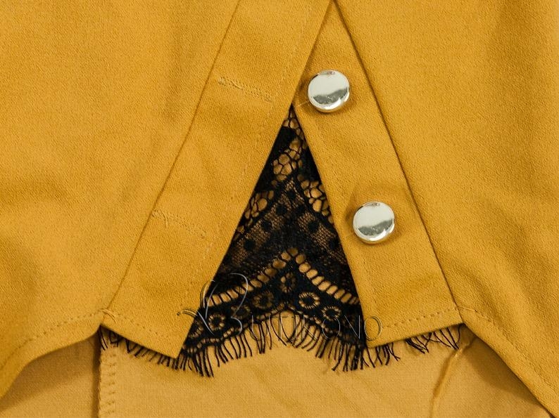 Horčicovožlté šaty s ozdobnými gombíkmi a čipkou