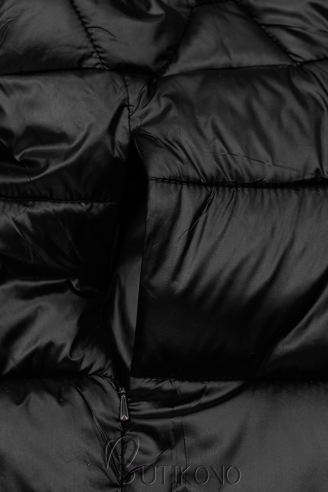 Čierna prechodná bunda s kapucňou a kožušinou