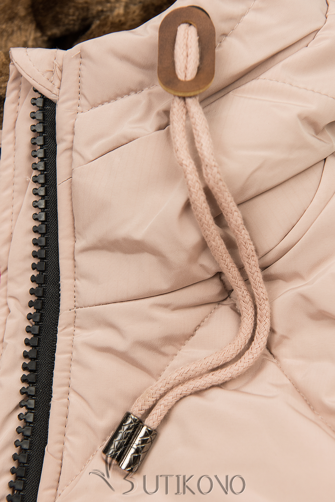 Púdrovo ružová zimná bunda v prešívanom dizajne