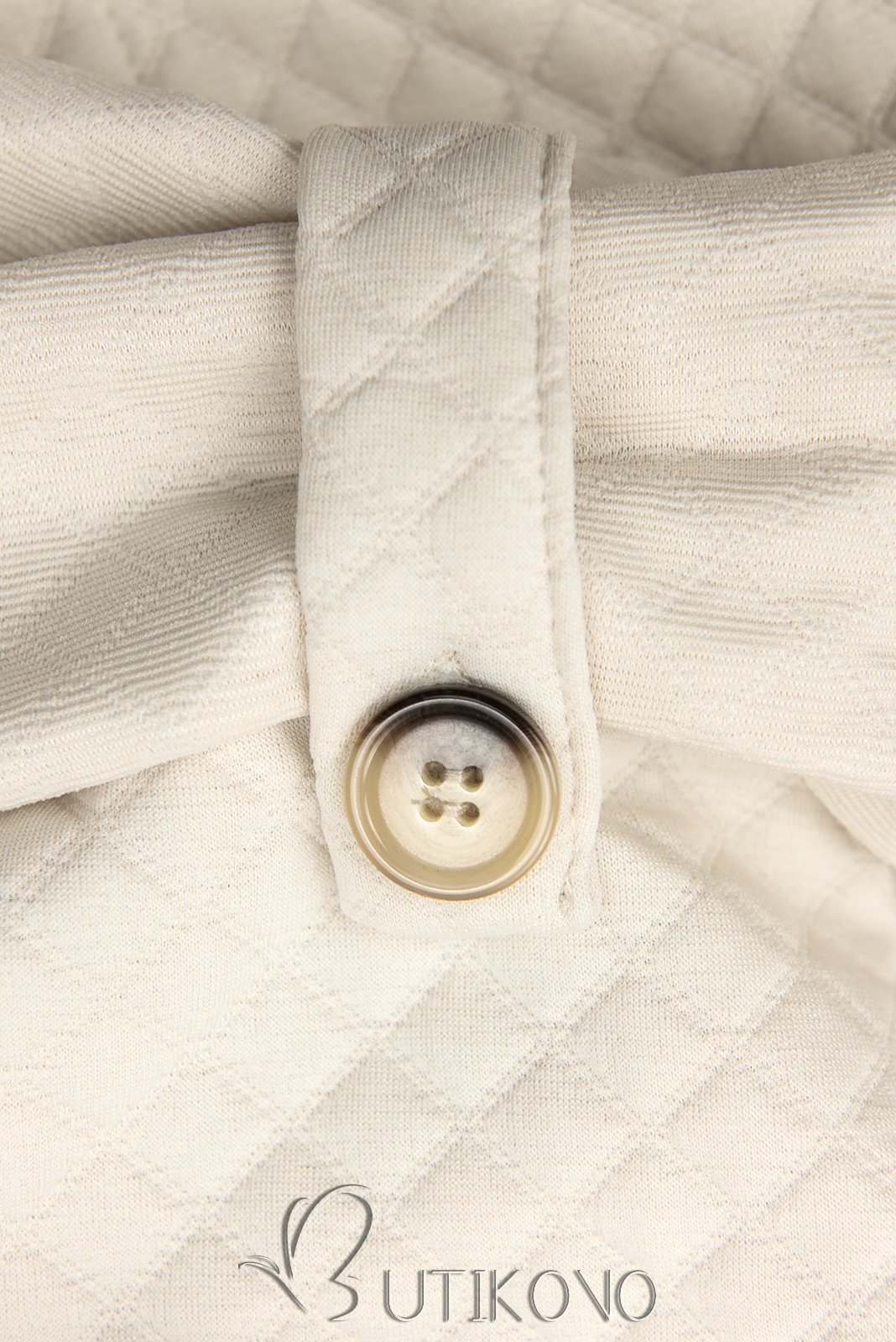 Krémovo biele prešívané šaty s opaskom