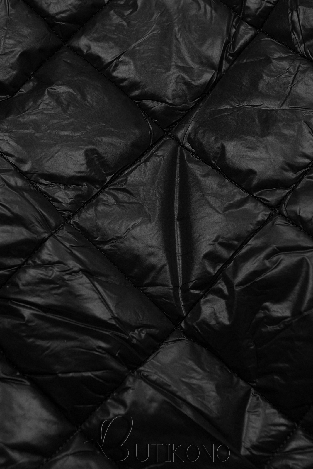 Čierna lesklá zimná bunda s opaskom