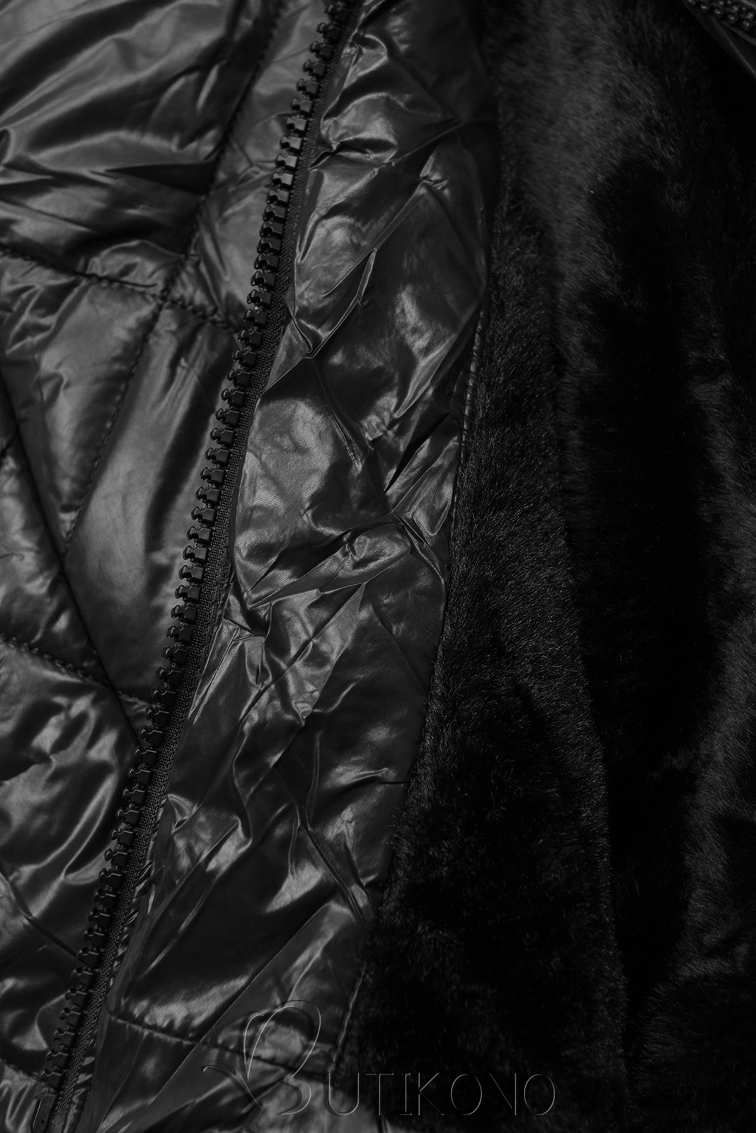 Čierna lesklá zimná bunda s opaskom