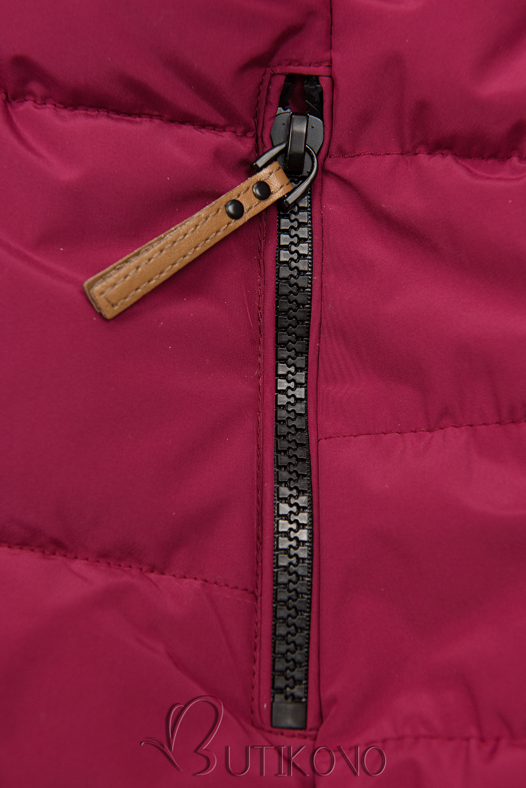 Vínovočervená zimná prešívaná bunda s kapucňou