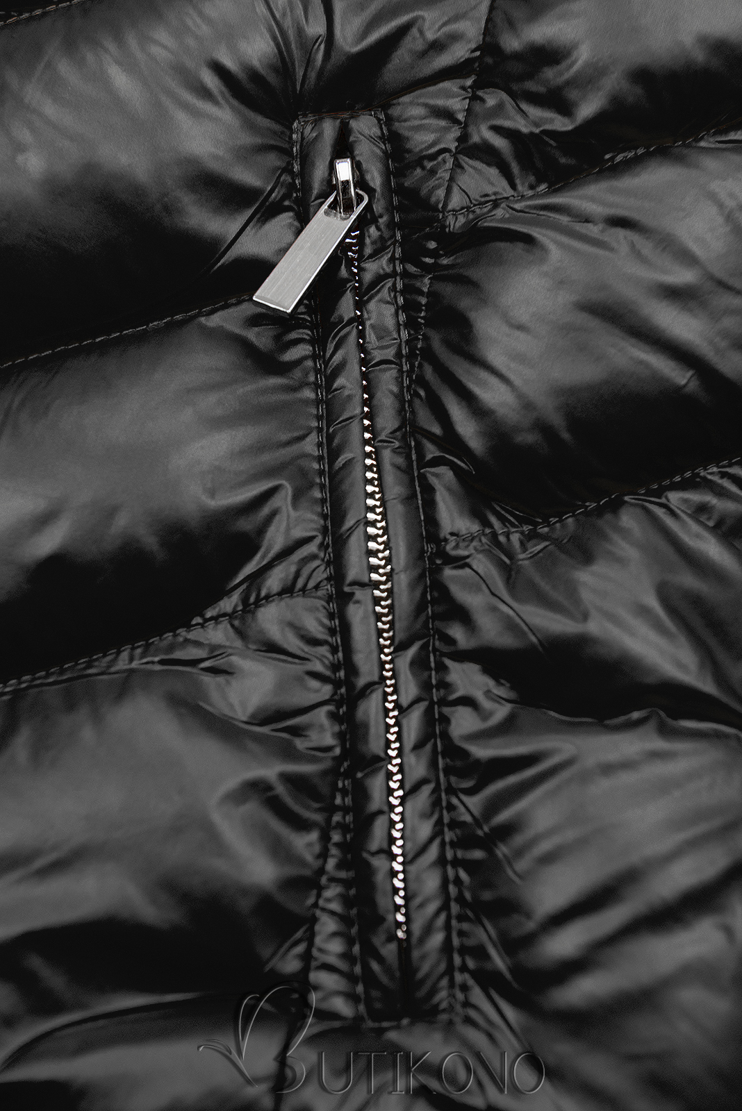 Čierna zimná krátka bunda s čiernou kožušinou