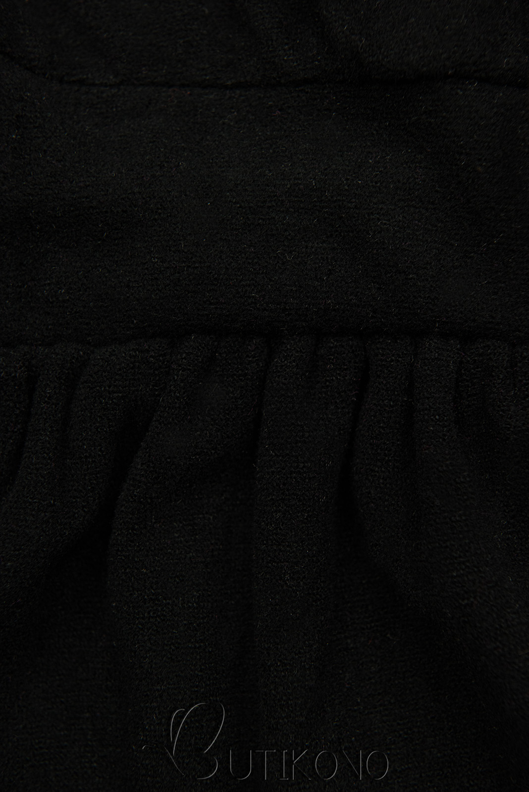Čierne krátke šaty s čipkou