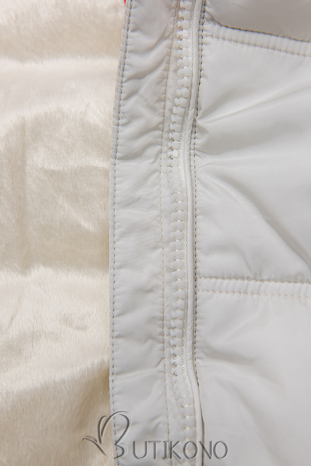 Biela zimná bunda v prešívanom dizajne