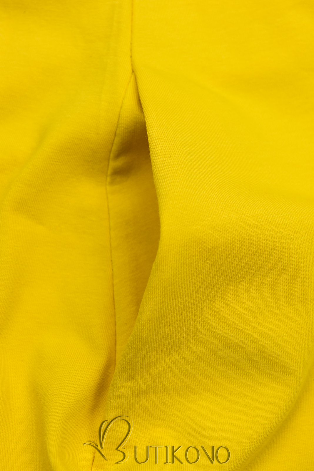 Žlté šaty s motívom tenisiek