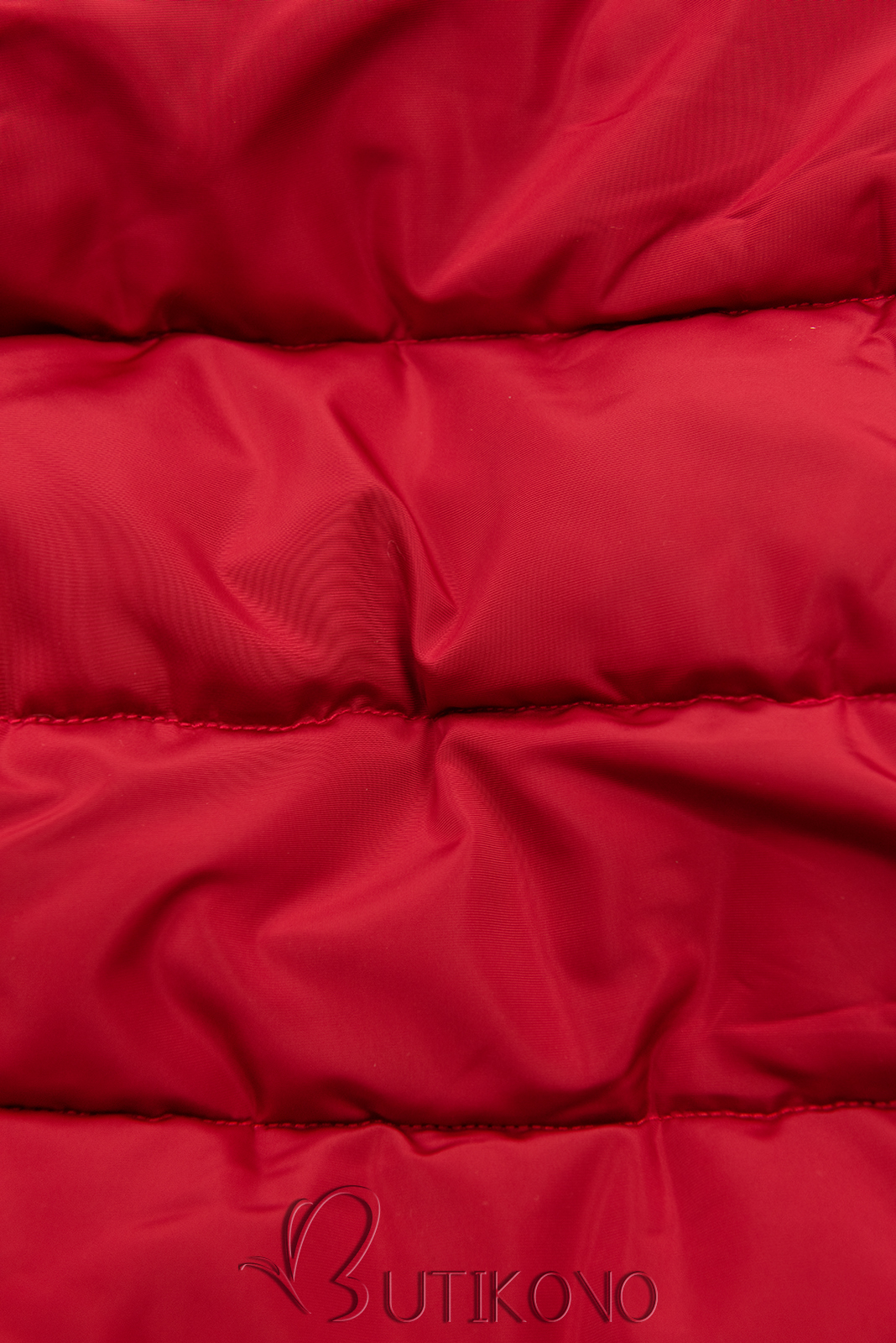 Červená prešívaná bunda v parka strihu
